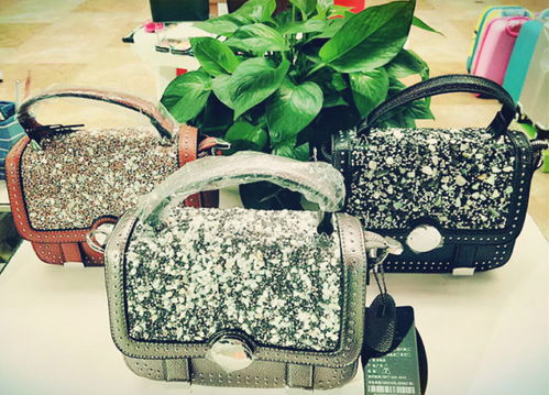 濱沙購物廣場金路達箱包專柜升級在即，服裝清倉大甩賣火熱進行中